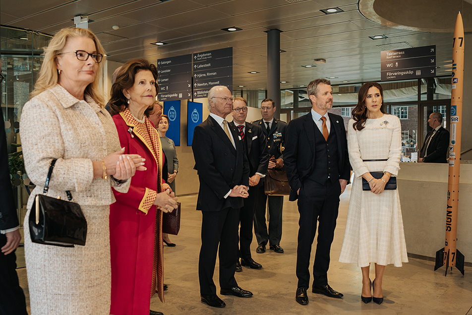 Kungaparen tillsammans med statsråden Lotta Edholm och Tobias Billström under besöket på KTH.