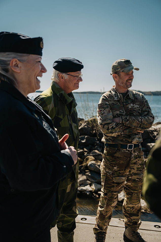 Kungen och Kung Frederik togs emot av marinchef  Ewa Skoog Haslum vid ankomsten till Berga. Foto: Clément Morin/Kungl. Hovstaterna