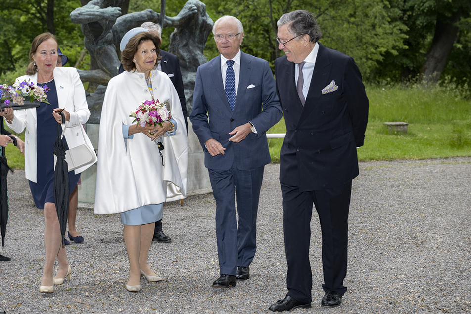 Vid ankomsten togs Kungaparet emot av Karin Sidén, museichef Prins Eugens Waldemarsudde och Hans Dyhlén, ordförande i vänföreningen. 