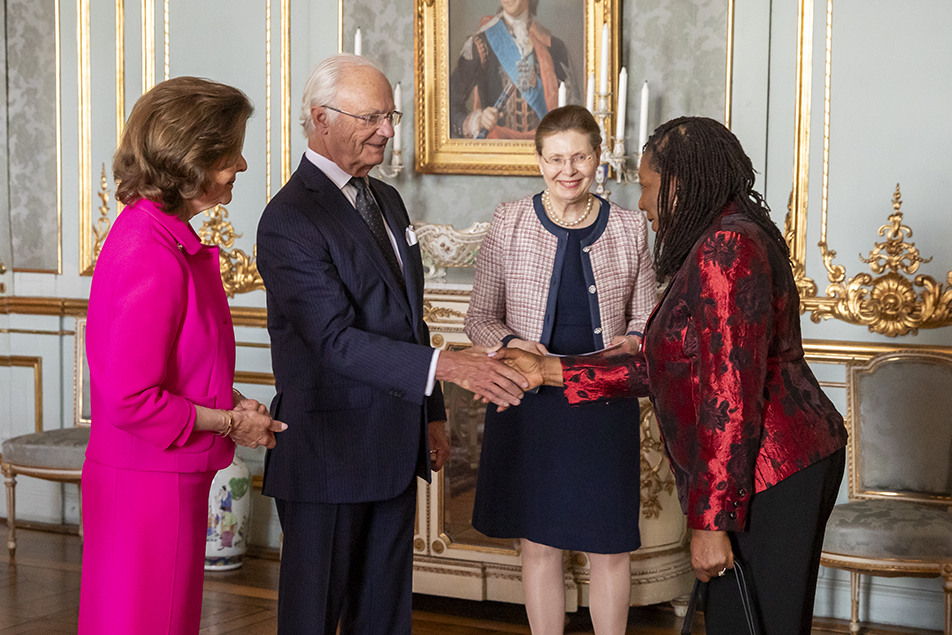 Kungaparet välkomnar Angolas ambassadör Cecilia Caldeira da Conceicao Rosario till Prinsessan Sibyllas våning. 