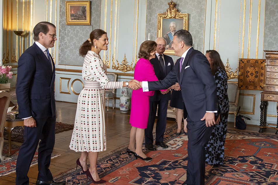 Perus ambassadör Miguel Angel Samanez Bendezu hälsar på Kronprinsessan.
