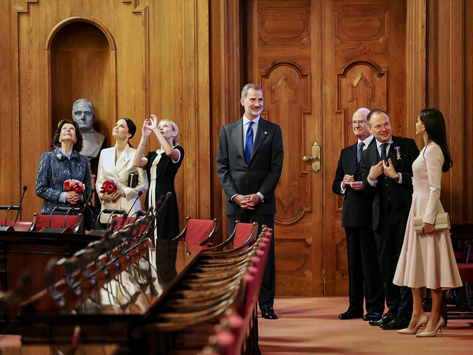 De båda Kungaparen och Prinsessan Sofia får en visning av Rådssalen i Stadshuset.
