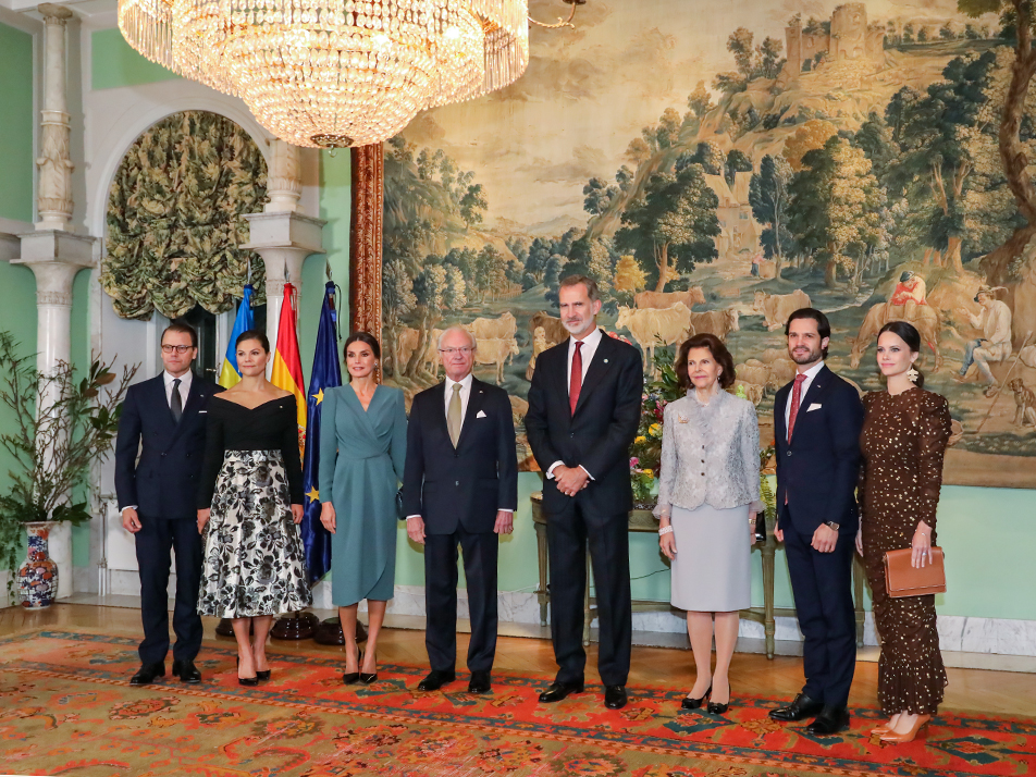 Kungafamiljen tillsammans med det spanska Kungaparet på residenset.