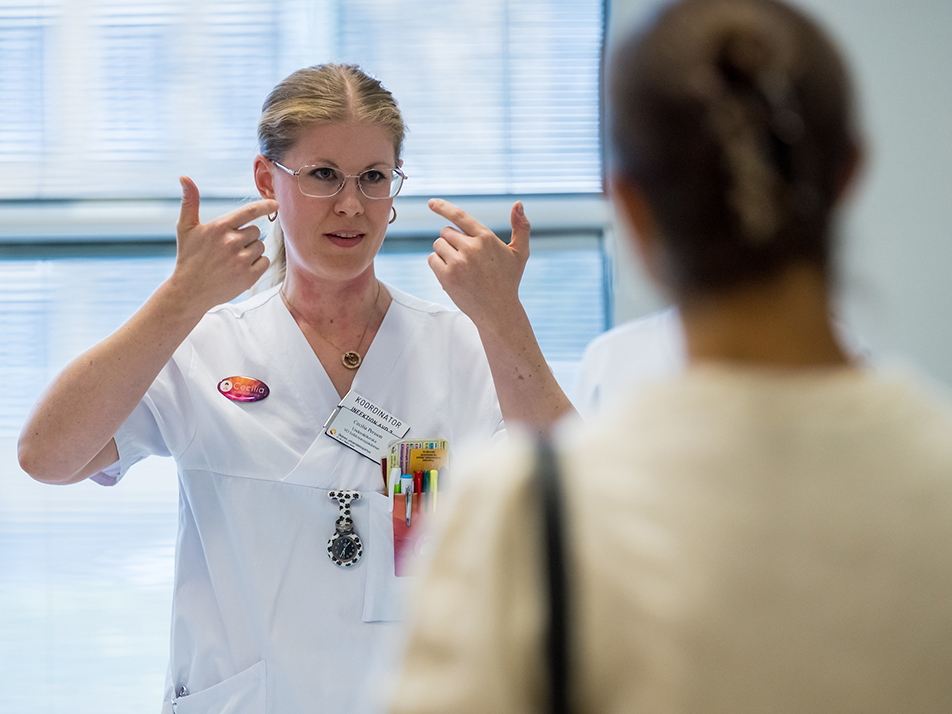 Undersköterska Cecilia Persson berättade för Kronprinsessparet om hur verksamheten på avdelningen påverkats av pandemin. 