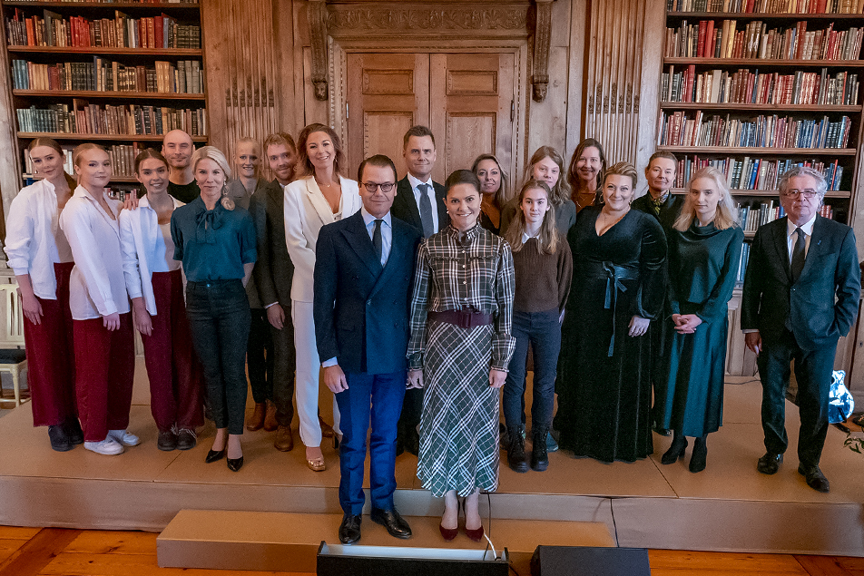Kronprinsessparet tillsammans med deltagare och medverkande i seminariet på Kungliga slottet.