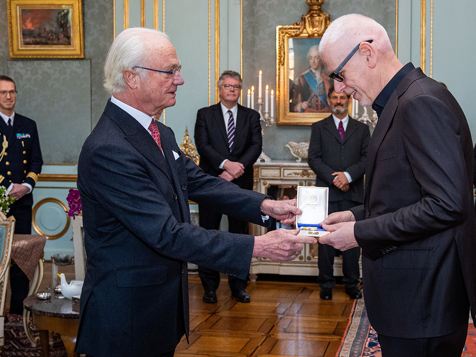 Den isländske arkitekten Pálmar Kristmundsson tar emot Prins Eugen-medaljen ur Kungens hand.