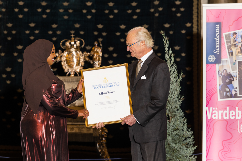 Kungen delar ut ett av 2021 års utmärkelser till Muna Idow, grundare av Mermaid simskola i Göteborg. 