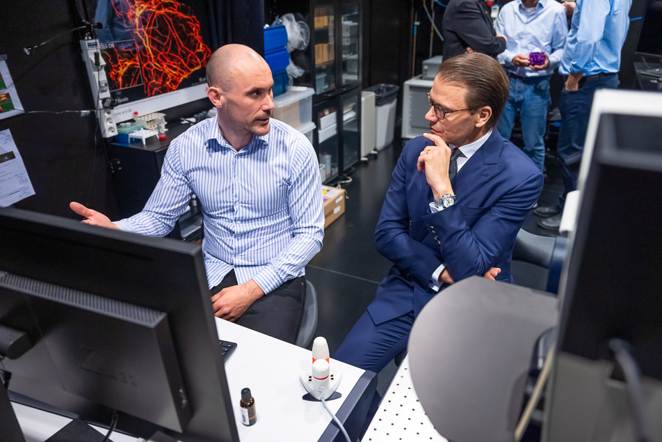 Prins Daniel tillsammans med David Unnersjö-Jess, teknologie doktor och utvecklare av optisk 3D-njurpatologi som doktorand vid Kungl. Tekniska högskolan. 