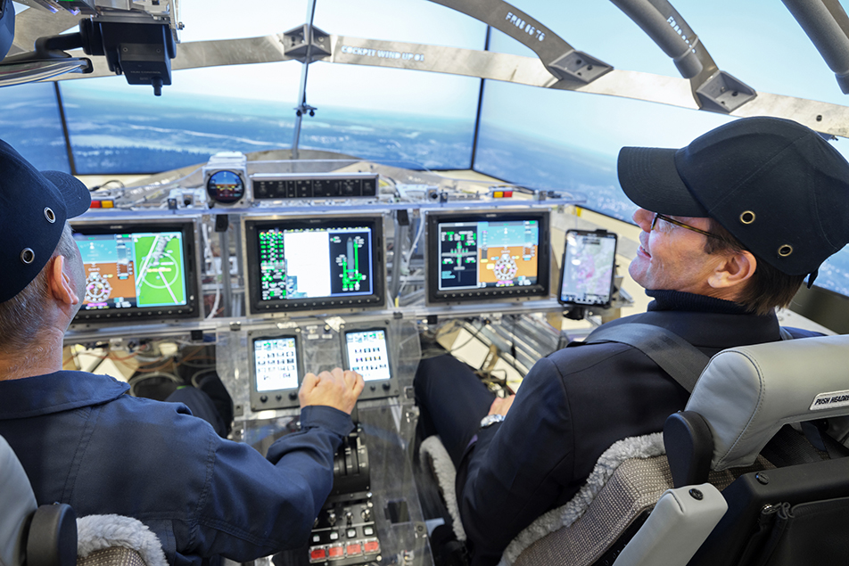 Prins Daniel i en flygsimulator på företaget Heart Aerospace.