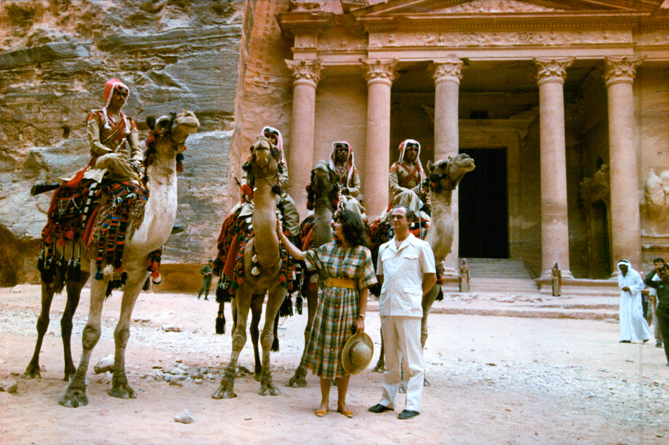 Kungaparet besöker staden Petra vid statsbesök till Jordanien år 1989.