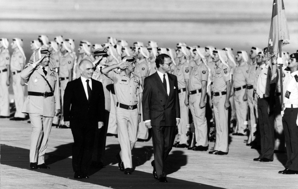 Kungen tillsammans med Jordaniens kung Hussein vid statsbesök till Jordanien år 1989.