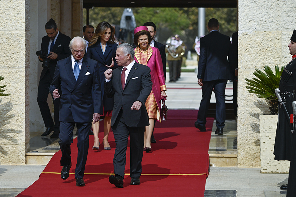 The King and Queen arrive at Al-Husseiniya Palace, accompanied by King Abdullah II, Queen Rania and Crown Prince Hussein bin Abdullah. 