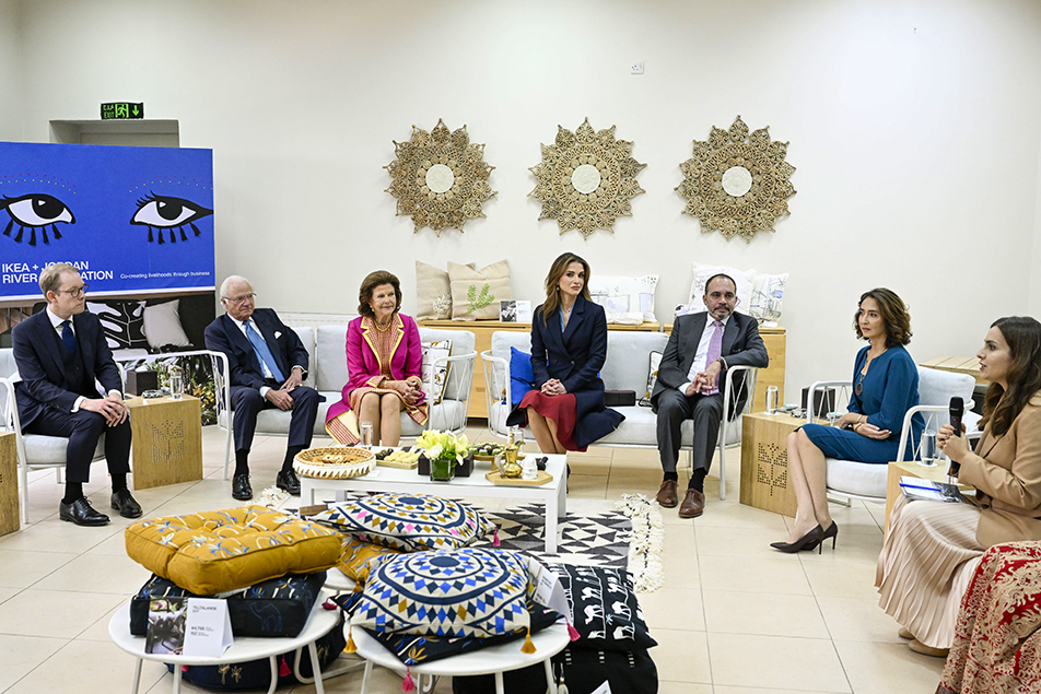 The King and Queen, Queen Rania and Minister Tobias Billström during the visit to the Queen Rania Center. 