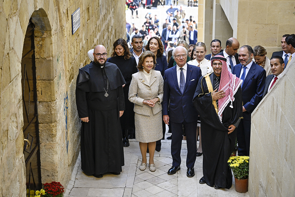 The King and Queen meet the imam from the city's main mosque and a priest from the Church of the Good Shepherd at the Al-Haddadeen steps. 