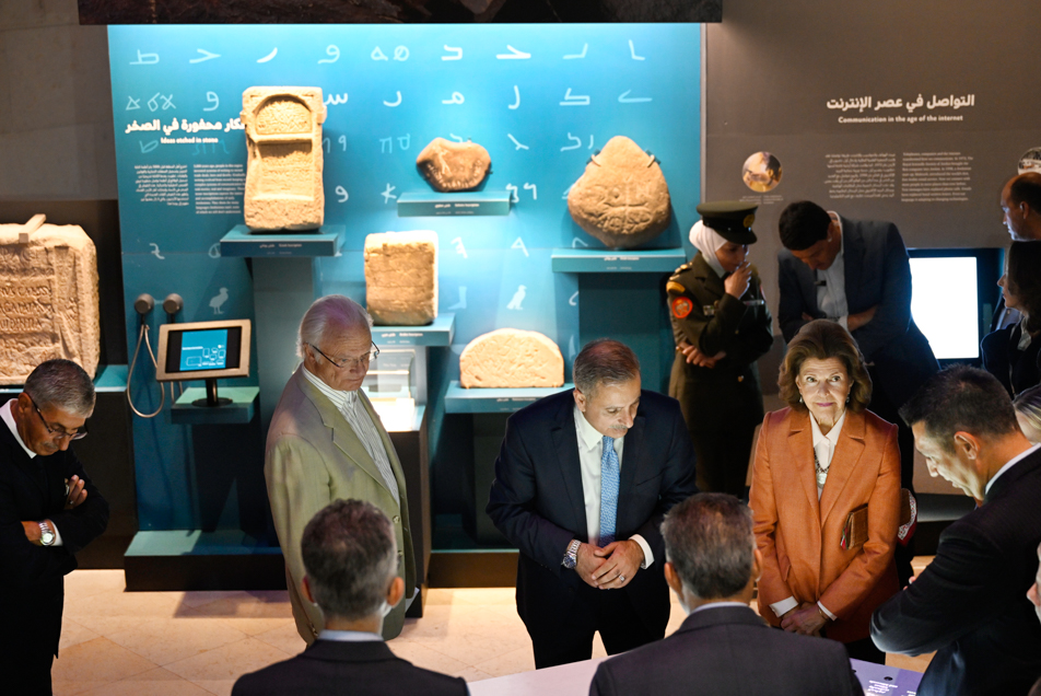 Kungen och Drottningen fick en rundtur i Jordan Museum av generaldirektör Ihab Ammarin.