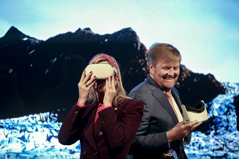 Queen Máxima and King Willem-Alexander tried virtual reality during their visit to Lindholmen Science Park. 