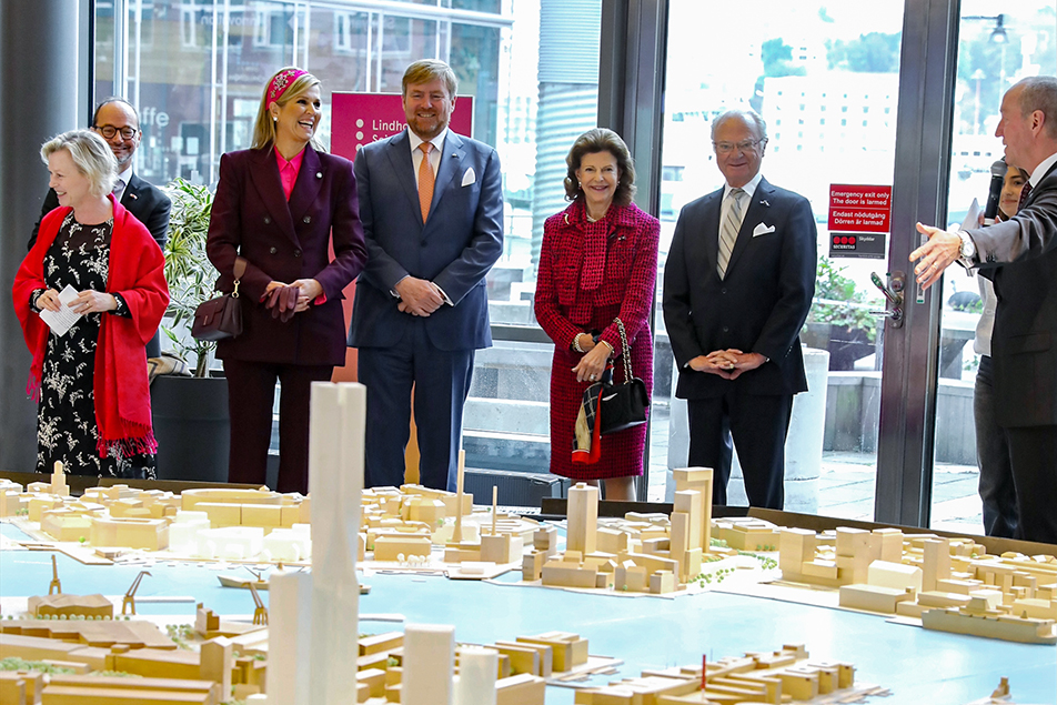 The Kings and Queens of Sweden and the Netherlands were welcomed by CEO of Lindholmen Science Park Tord Hermansson, who showed the visitors a model of the city and its growth. 