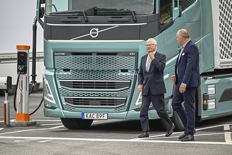 Kungen under visningen av Volvos eldrivna lastbilar. 