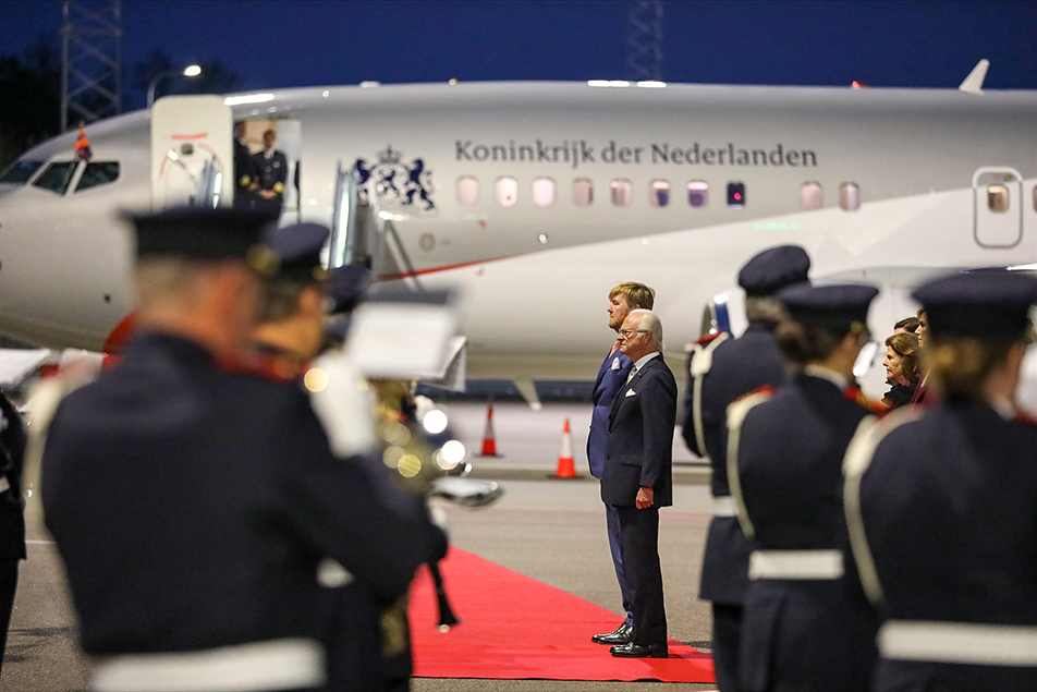 Kungarna av Sverige och Nederländerna vid avskedsceremonin på Landvetters flygplats.