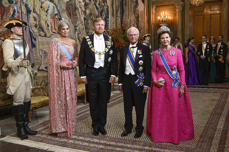 De svenska och nederländska kungaparen anländer till galamiddagen på Kungl. Slottet.