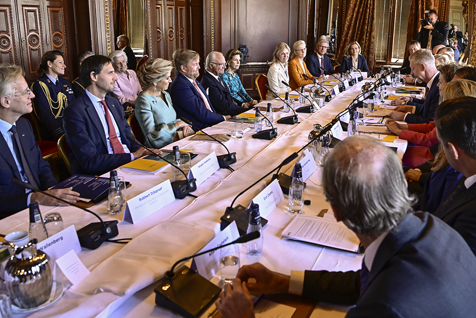 Sveriges och Nederländernas kungapar i samtal om grön energi vid mötet på Grand Hôtel i Stockholm.