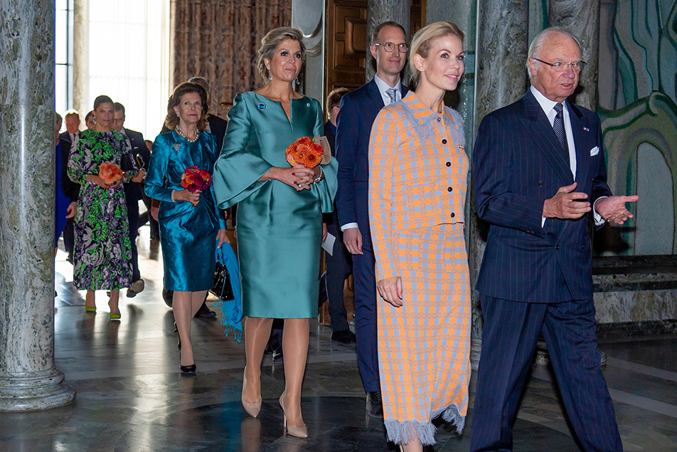 Kungaparen av Sverige och Nederländerna eskorteras till lunchen av finansborgarrådet Anna König Jerlmyr och socialborgarrådet Jan Jönsson.