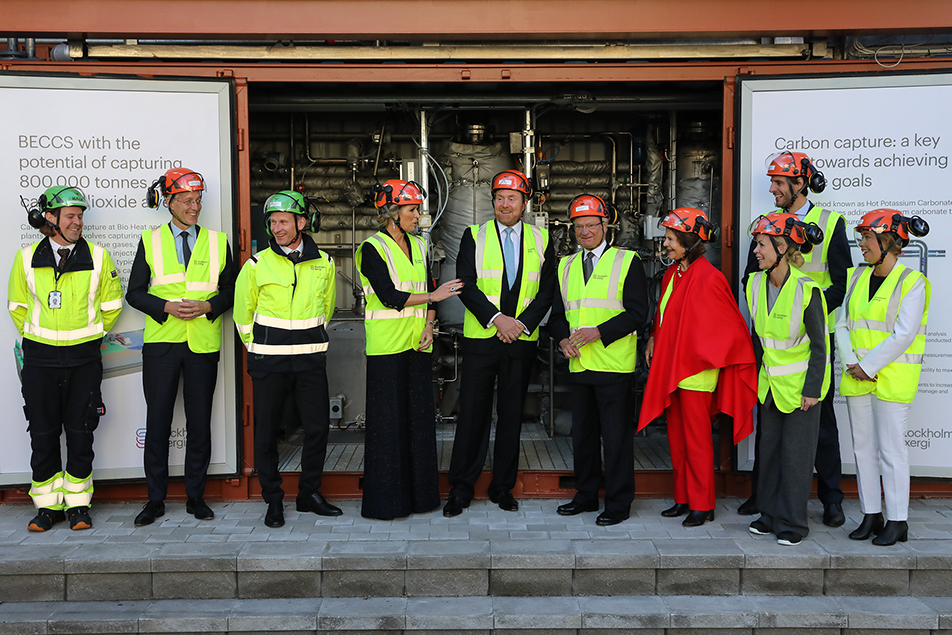 Kungaparen av Sverige och Nederländerna tillsammans med personalen på Stockholm Exergi.