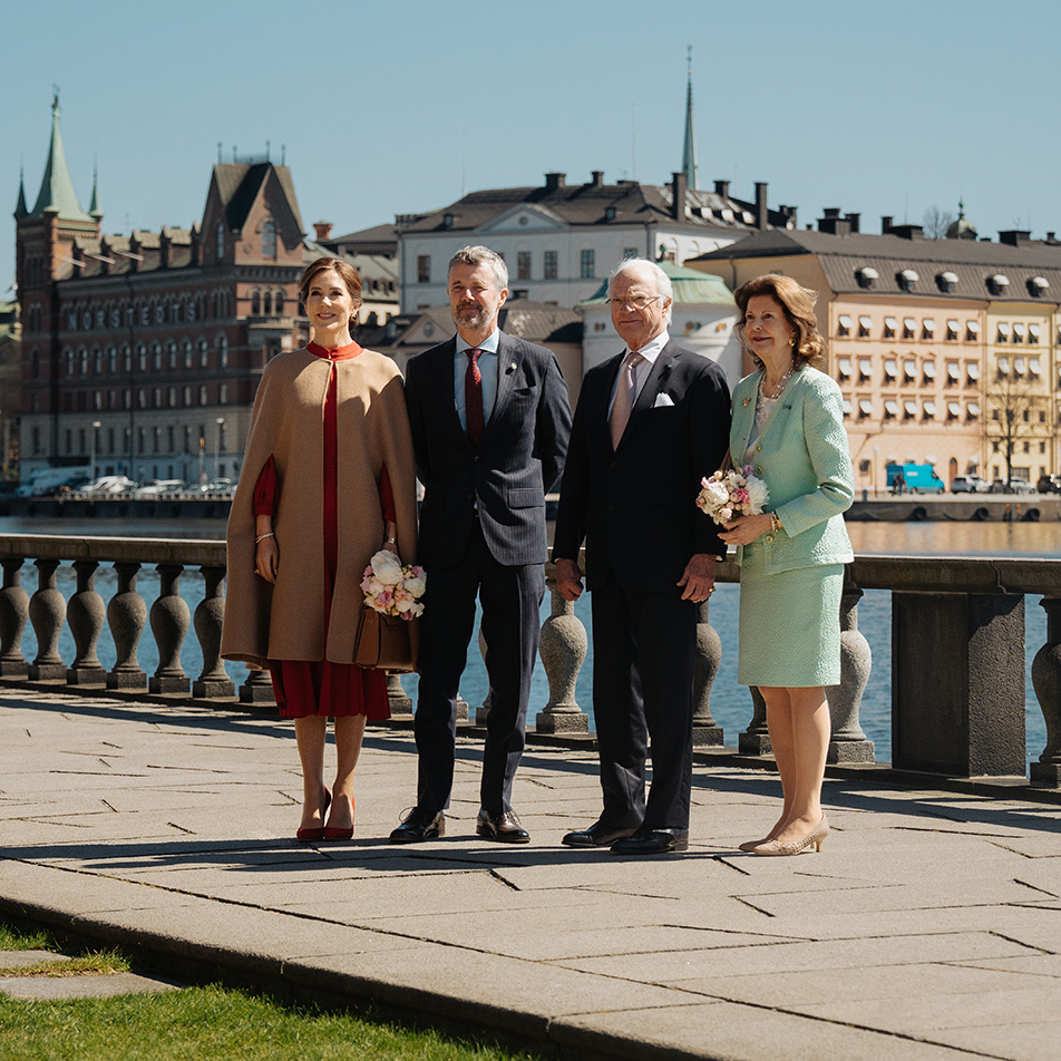 Sveriges och Danmarks kungapar utanför Stadshuset.