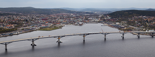 Sundsvallsbron över Sundsvallsfjärden blir Sveriges längsta motorvägsbro med sina 2109 meter. Utformningen av bron avgjordes i en tävling hösten 1995. Det vinnande förslaget skapades av dansk-svenska KRAM-gruppen med arkitekten Henrik Rundquist.