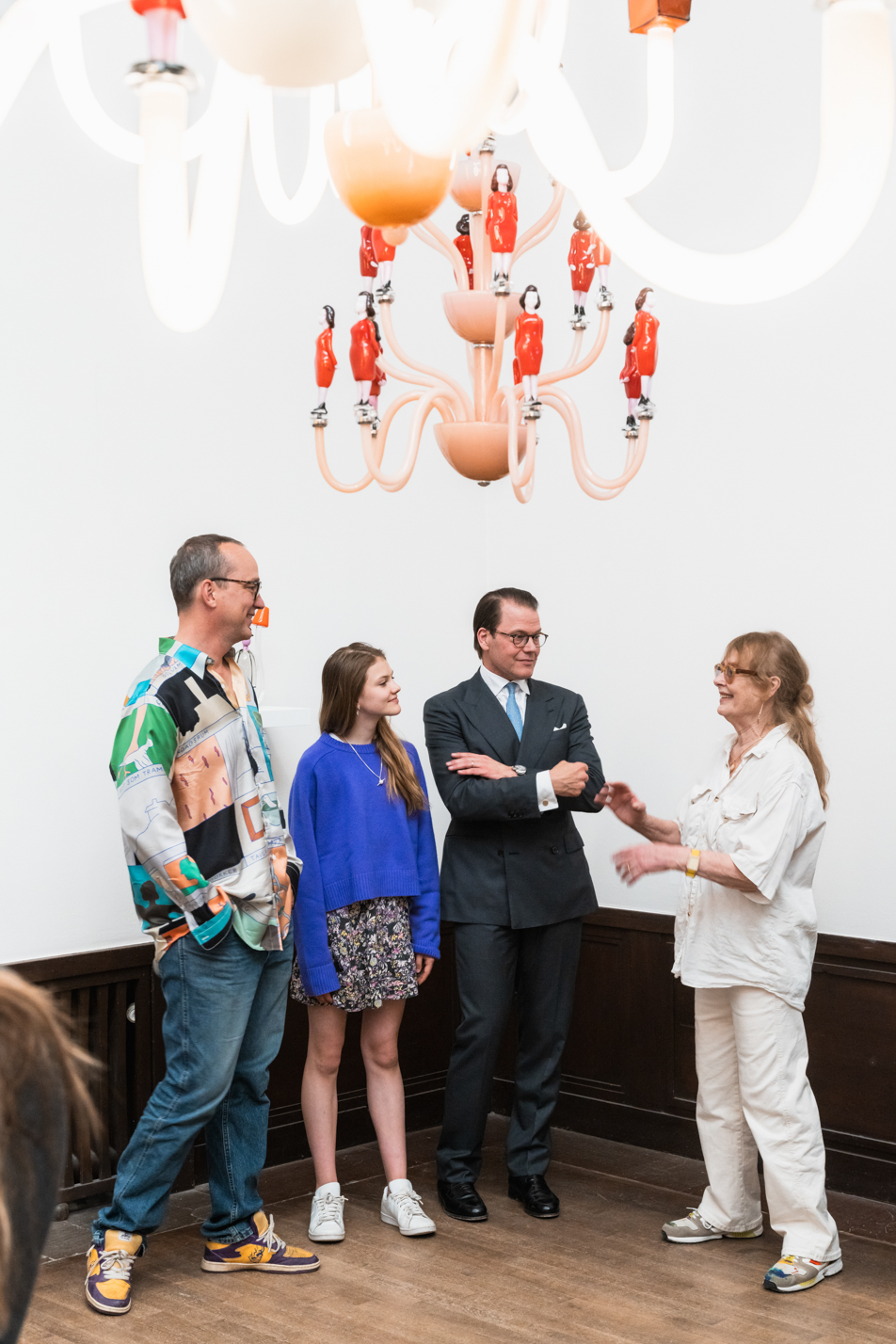 Prins Daniel och Prinsessan Estelle tillsammans med Michael Storåkers från galleriet CFHILL, och konstnären Mari-Louise Ekman.