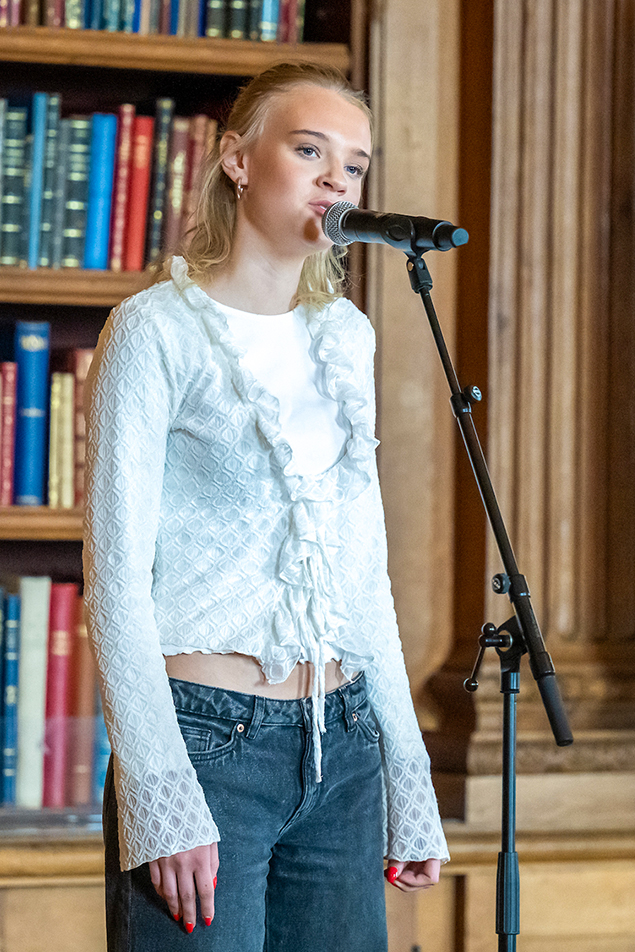 Artisten Ella Tiritiello som är nybliven ambassadör för Mentor Sverige sjöng vid seminariet. 