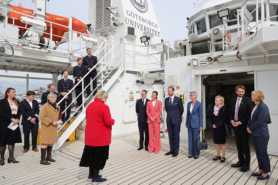 Rektor Eva Wiberg hälsar Kronprinsessparet och Kronprins Haakon välkomna till forskningsfartyget Skagerak.