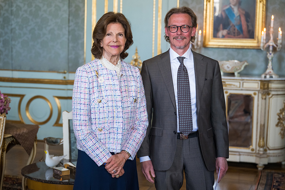 Drottningen tillsammans med doktorand Magnus Wårhag vid dagens ceremoni på Kungl. Slottet.