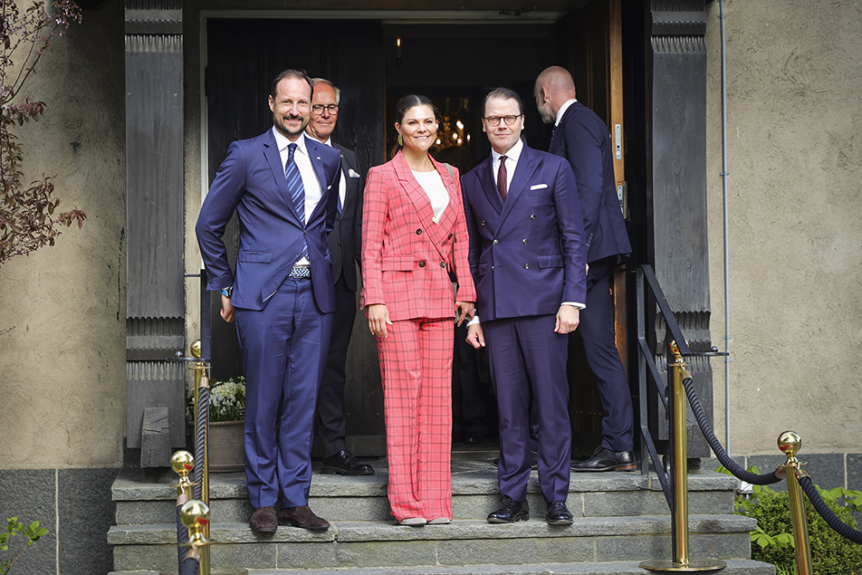 Kronprinsessparet och Kronprins Haakon utanför Norges hus där det tre dagar långa officiella besöket avslutades.