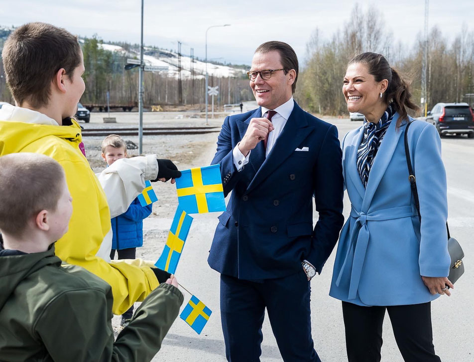 Kronprinsessparet möter en klass från Knut Lundmarkskolan i Älvsbyn.