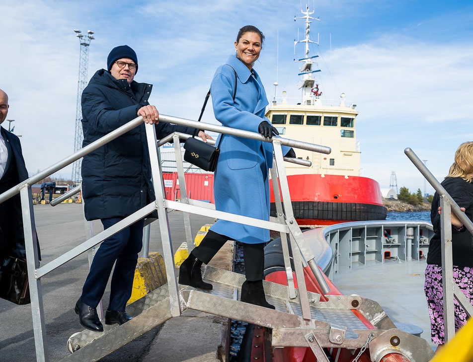 Kronprinsessparet går ombord på bogserbåten Vilja i Luleå hamn.