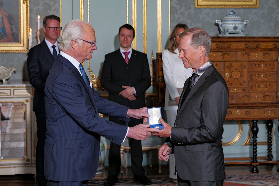 Rolf-Göran Bengtsson receives his medal for outstanding contributions within show jumping. 