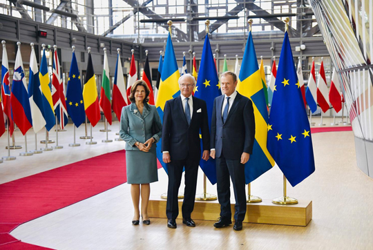 Kungaparet togs emot av Europeiska rådets ordförande Donald Tusk. 
