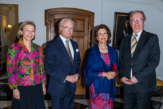 Kungaparet tillsammans med Lars Danielsson och Gunilla von Utfall inför en middag på svenska residenset i Bryssel. 