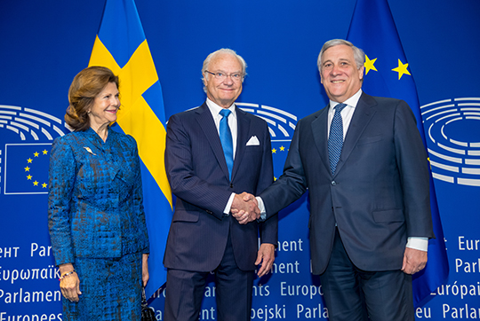 Talman Antonio Tajani tar emot Kungaparet i Europaparlamenet. 