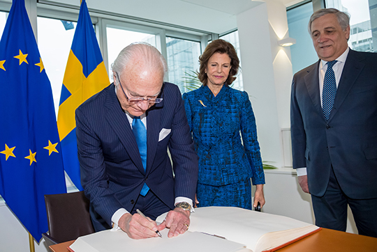 Kungen signerar Europaparlamentets gästbok. Foto: Pelle T Nilsson/SPA