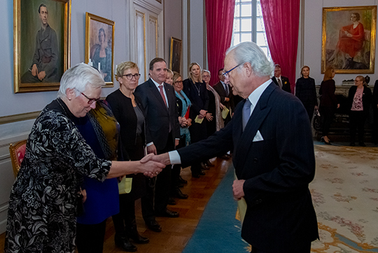 Kungen hälsar på första vice talman Åsa Lindestam och övriga ledamöter i Utrikesnämnden. 