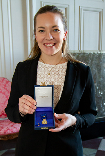 Agnes Knochenhauer från svenska damlandslaget i curling med sin medalj.