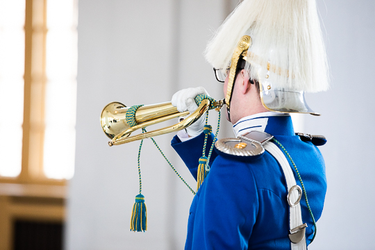 Trumpetare ur Livgardets dragonmusikkår blåser ambassadörssignalen när de nya ambassadörerna anländer till Östra valvet på Kungliga slottet. 