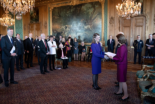 Kungen och Drottningen vid medaljceremonin som hölls i Lovisa Ulrikas matsal på Kungliga slottet. 