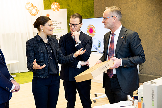 Kronprinsessparet tillsammans med Stora Ensos innovationschef Markus Mannström. 