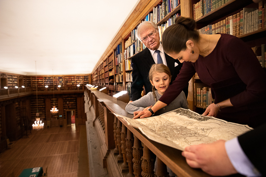 I Bernadottebiblioteket finns bland annat stora samlingar böcker, fotografier och kartor. Här beser Kungen, Kronprinsessan och Prinsessan Estelle en karta över Florens stadsplan från år 1818. 