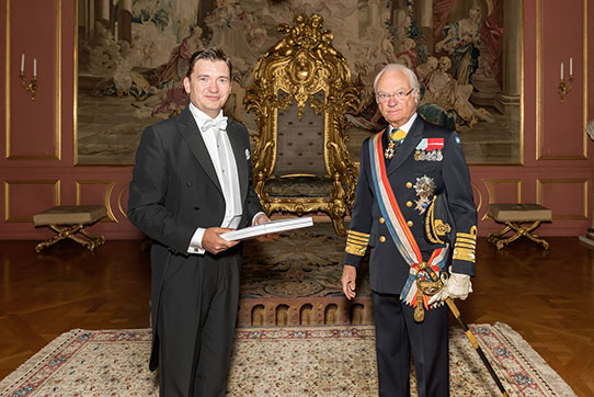 Då Kungen innehar kroatiska Konung Tomislavs orden bar han den under kroatiska ambassadörens Siniša Grgić audiens. 