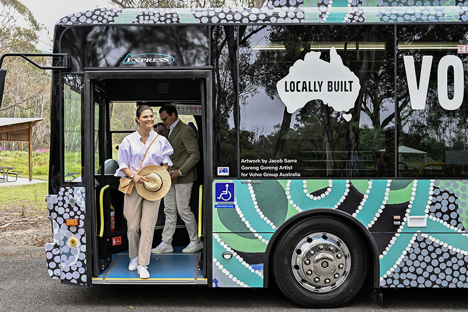 Kronprinsessparet åkte en Volvo-elbuss till Namadgis nationalpark utanför Canberra.