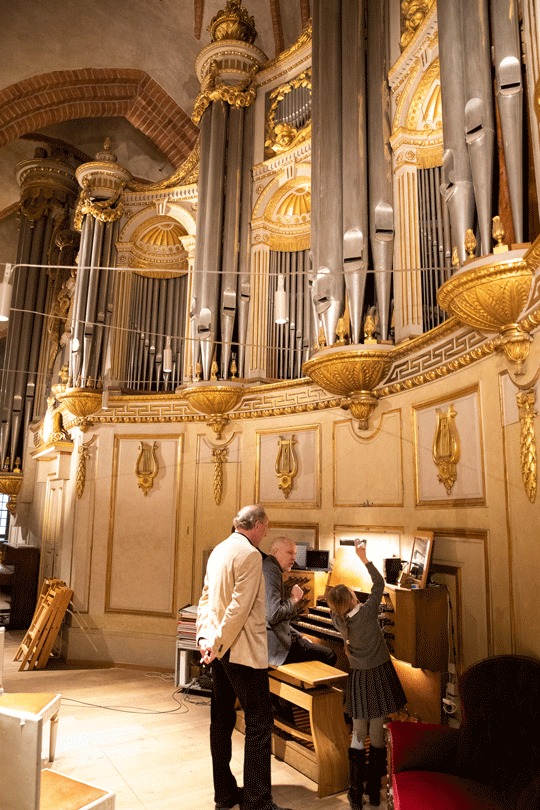 Prinsessan beskådar orgelfasaden tillsammans med domkyrkokaplan Ulf Lindgren och domkyrkoorganist Mattias Wager. 